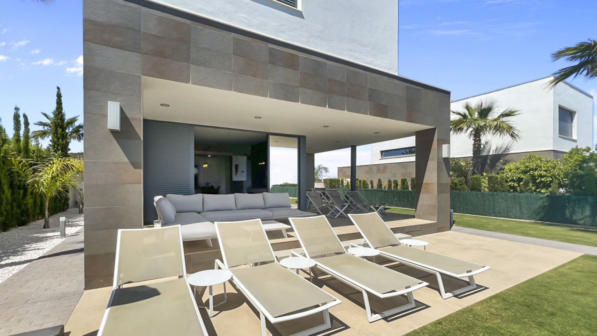 Moderní samostatně stojící vila v Bahía de Las Rocas - PRODÁNO