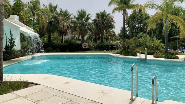 Slunný apartmán v umělé Laguně Alcazaba, Casares