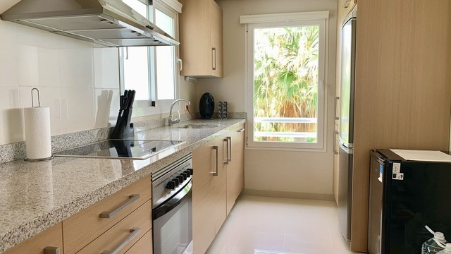Slunný apartmán v umělé Laguně Alcazaba, Casares