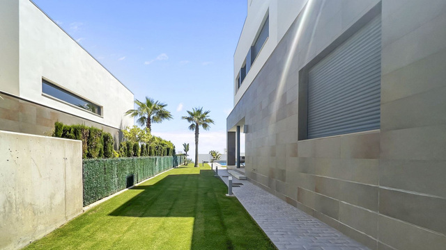 Moderní samostatně stojící vila v Bahía de Las Rocas - PRODÁNO