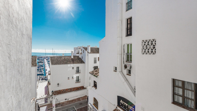 Apartmán ve středním patře v luxusní destinaci Puerto Banús