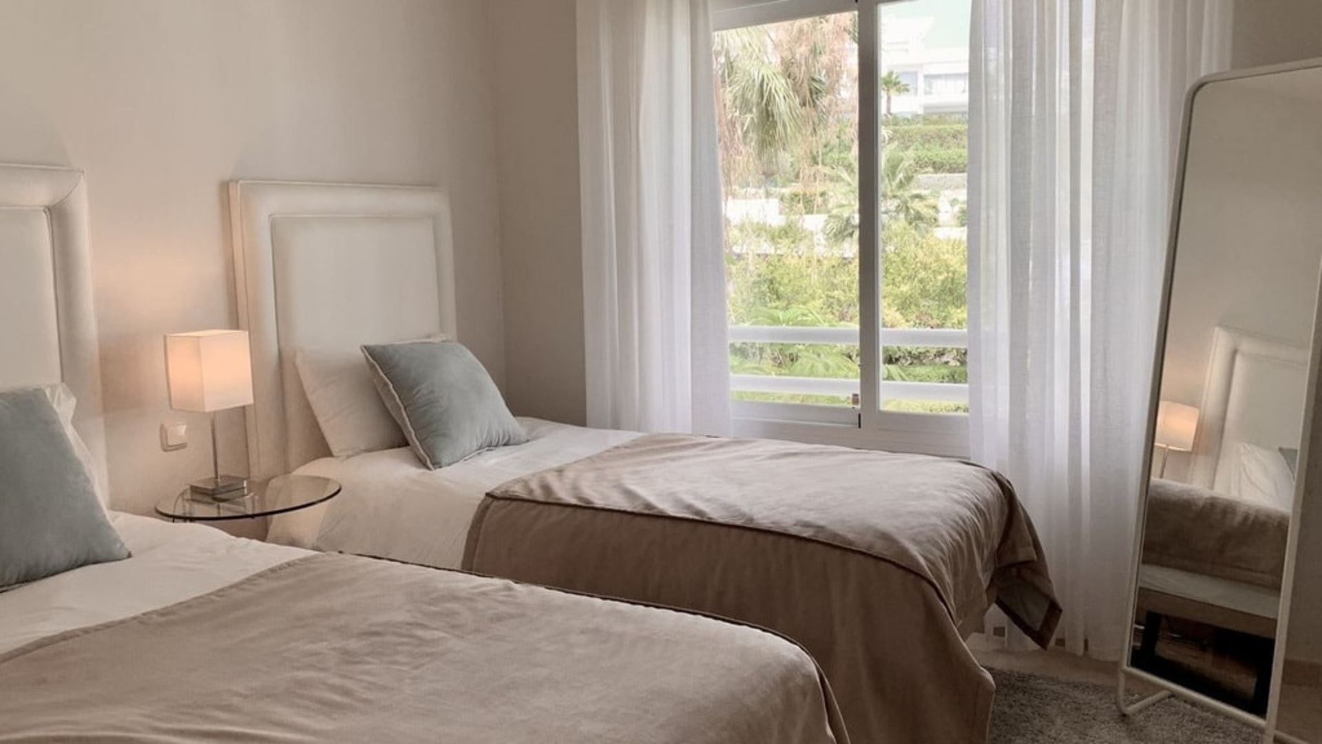 Slunný apartmán v umělé Laguně Alcazaba, Casares