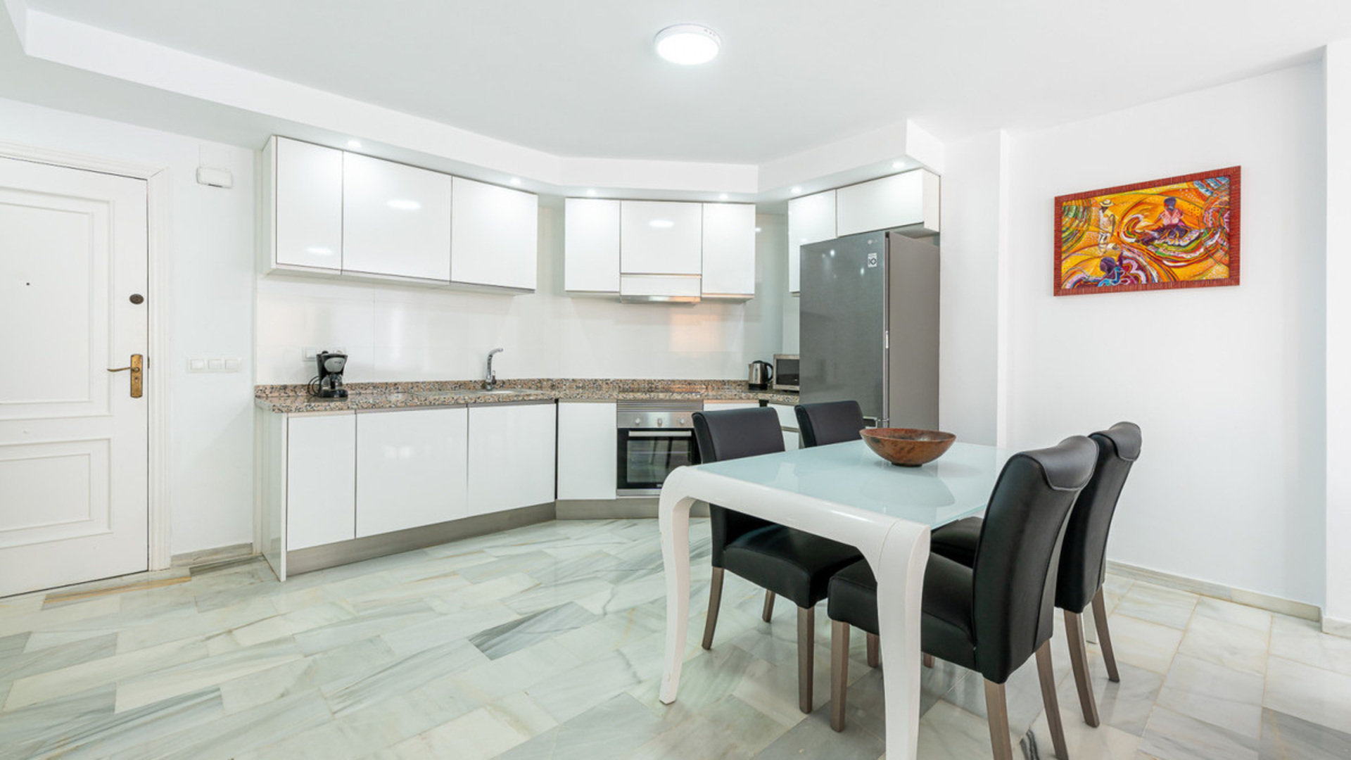Apartmán ve středním patře v luxusní destinaci Puerto Banús