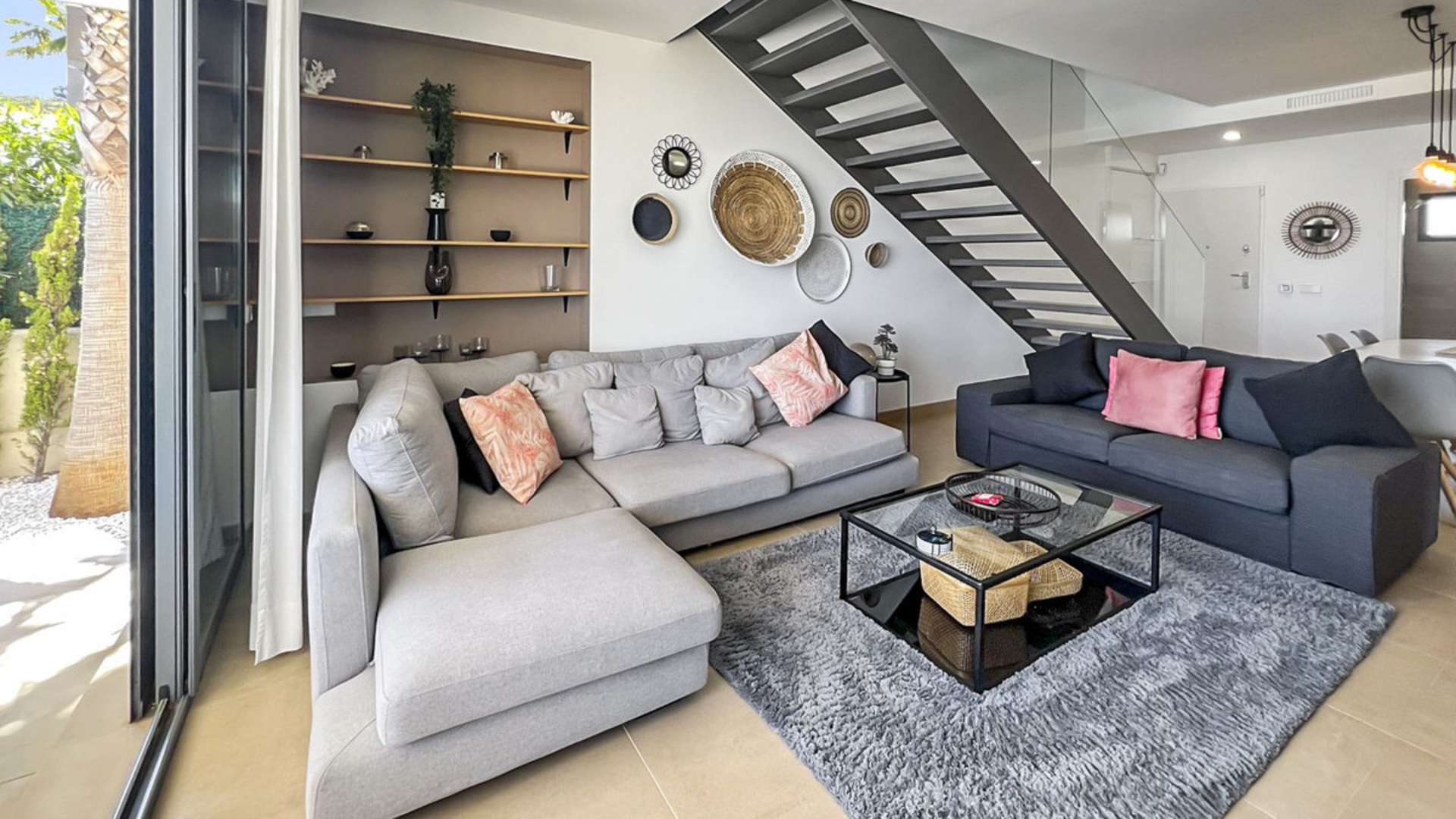 Moderní samostatně stojící vila v Bahía de Las Rocas - PRODÁNO