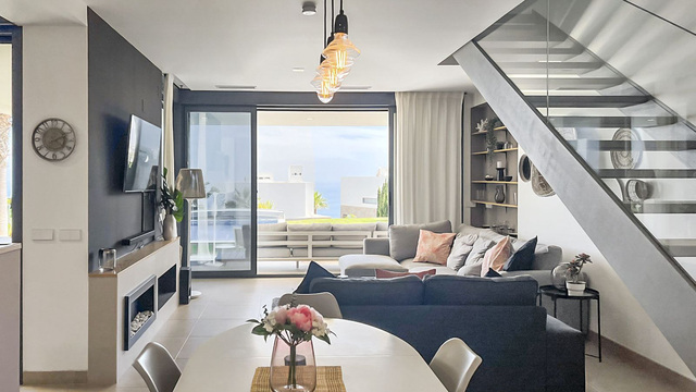 Moderní samostatně stojící vila v Bahía de Las Rocas - PRODÁNO