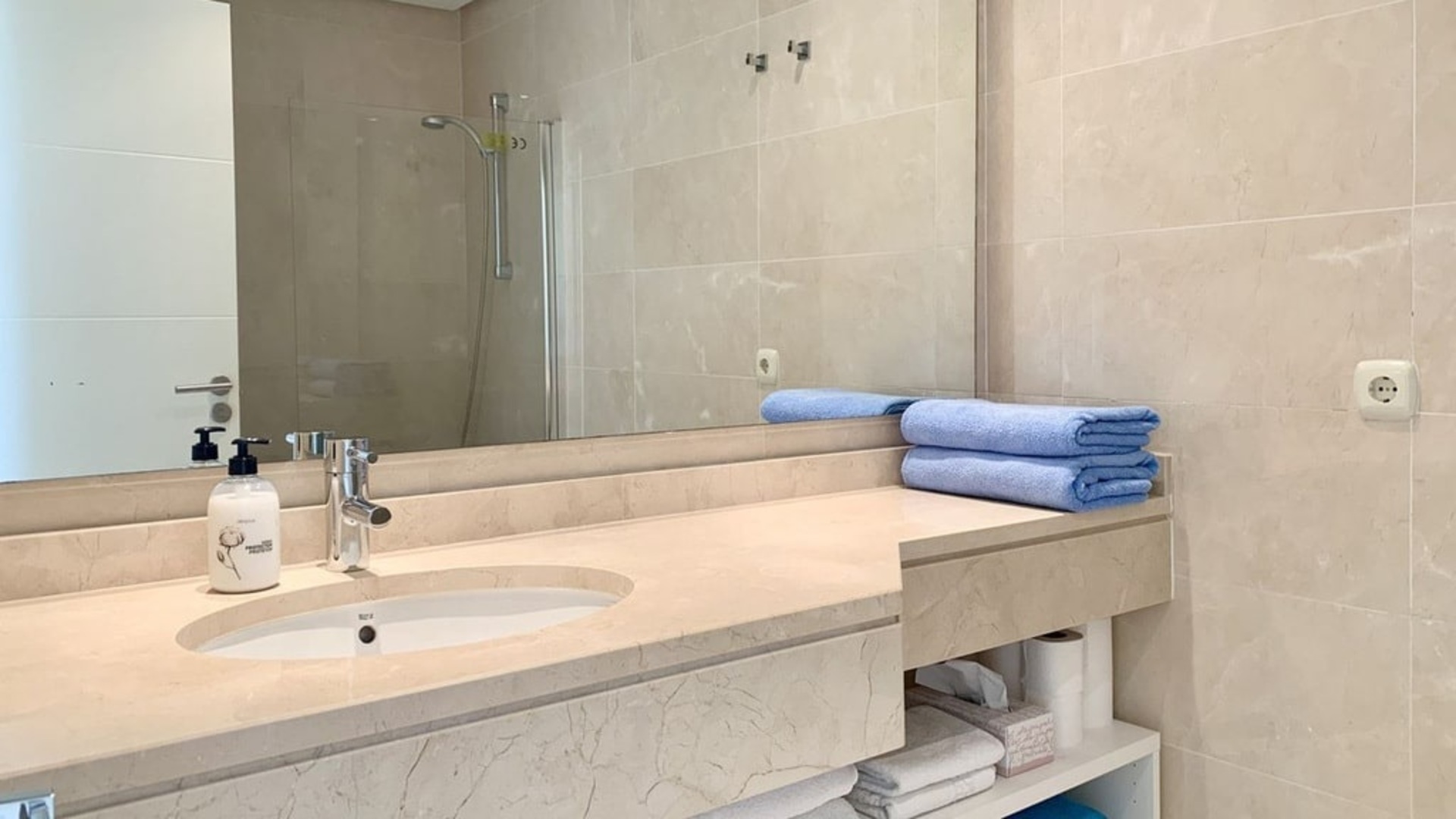 Slunný apartmán v umělé Laguně Alcazaba, Casares