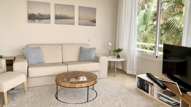 Slunný apartmán v umělé Laguně Alcazaba, Casares