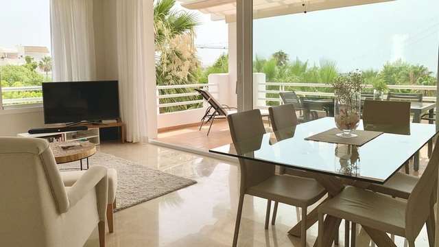 Slunný apartmán v umělé Laguně Alcazaba, Casares