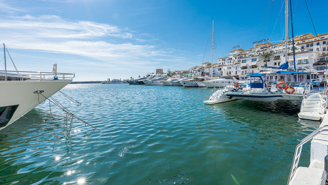 Apartmán ve středním patře v luxusní destinaci Puerto Banús